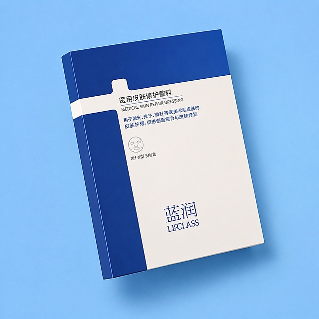 产品精修，产品置于用户指定的天蓝色纯色背景上，专业商业棚拍光，5500K标准中性白光，轮廓光，体积光，曝光正确，强烈真实立体感，锁定原图商品颜色，颜色以输入图为唯一参考，分段部件颜色边界按原图锁定，严格锁定原图商品颜色，保留原图偏米白、奶油白、暖白、浅灰白的颜色倾向；严禁提白、漂白、冷白化、去色或融入白底，极致超清画质，细节清晰锐利，4K分辨率，商业级实拍质感，保留原图真实材质与结构细节，锁定原图商品轮廓、件数、部件位置、连接关系、标签文字和可见功能细节，只做精修不重绘结构，盒型、标签和外盒结构与原图一致，瓶身文字与 Logo 零改写，禁止改变盒型，亮面塑料质感，高光明确，曲面反光顺滑，表面光洁，严格保持原图透视，严禁扶正，严禁镜像翻转，前侧视图，比例 1:1