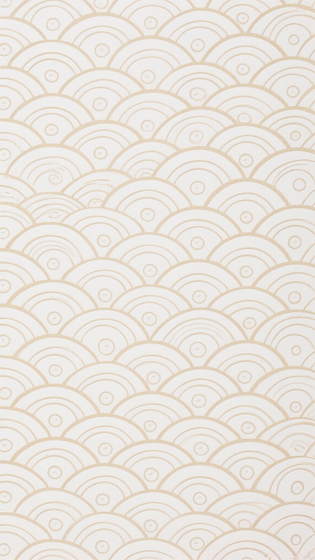 传统日式风格暗纹图案，以白色为底色，浅金色线条勾勒出连续重复的波浪纹样，波浪线条流畅圆润，形态呈漩涡状和层叠起伏状，整体构图对称且具有强烈的韵律感，暗纹精致细腻，视觉上呈现出淡雅、古朴而典雅的氛围，适合作为背景纹理使用。