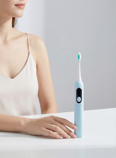 帮我生成一张欧美模特使用图 模特坐在桌子面前 桌子上面还摆着一款这个牙刷预览效果