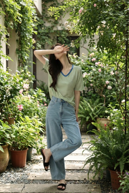 帮我把这张图换背景，人物不变预览效果