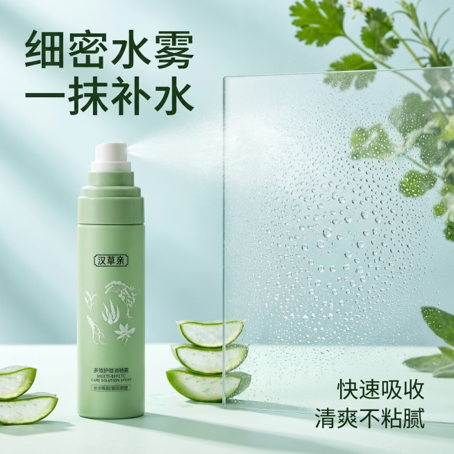 [主图 3] 补水保湿质地展示图，汉草亲多效护理喷雾
[氛围风格] 通透水润清透感，草本清新风格
[画质] 商业摄影超清质感，微距细节清晰
[元素] 喷雾瓶放置在画面左侧，右侧展示喷雾喷出的细腻水雾，预览效果