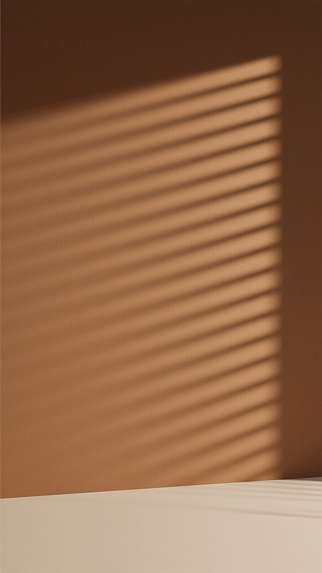 极简主义光影背景，大面积留白，温暖的棕褐色调墙面，柔和的光线透过百叶窗形成斜向的几何阴影条纹，光影过渡自然柔和，低对比度，高饱和度的暖棕色，顶部和底部留有大面积浅色留白区域，整体氛围宁静、温暖、简约，具有现代设计感，光线质感柔和不刺眼，阴影边缘模糊渐变，画面干净整洁无杂物。