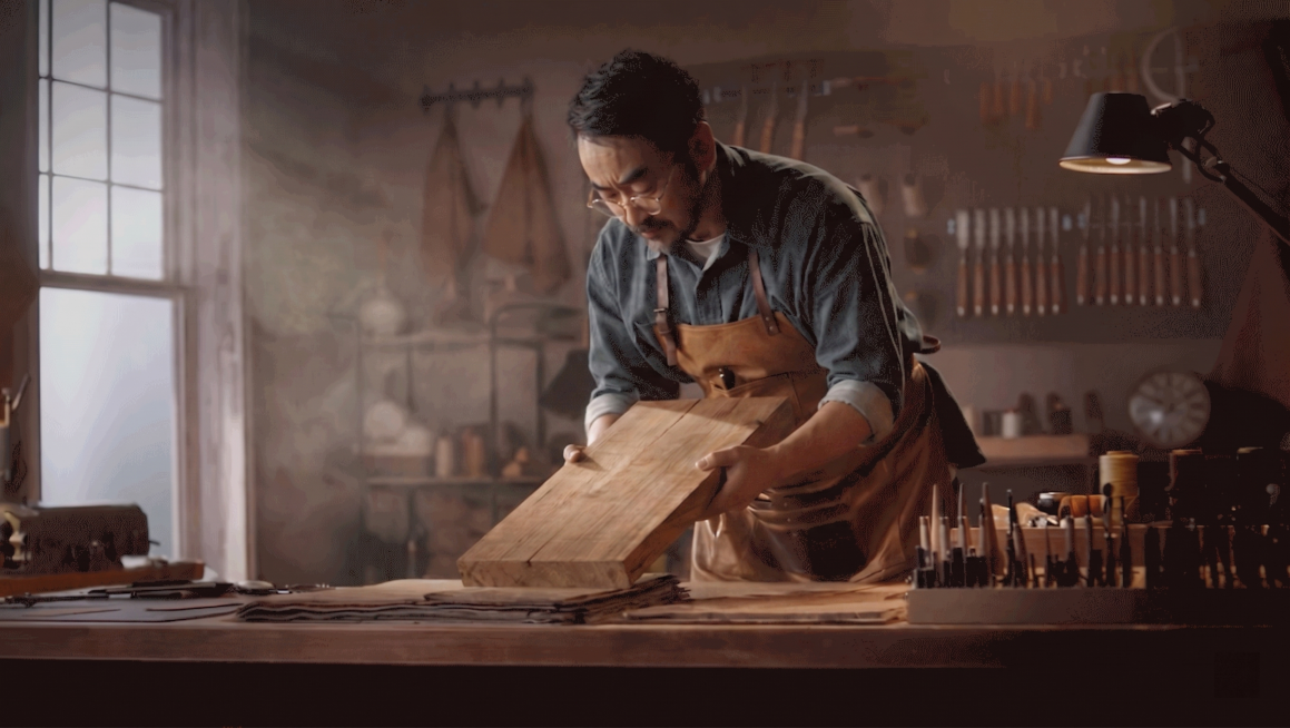 将人物手上拿的真皮换成实木板材，保持其余场景、人物和光影不变预览效果