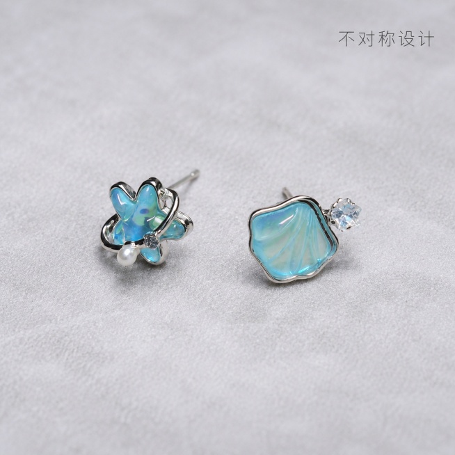 [主图2] 清新不对称耳钉静物展示，氛围风格极简高级干净，商业摄影质感，光线柔和通透，产品清晰真实，画面干净高级，元素：一对不对称设计耳钉，贝壳+星星分开陈列在浅灰色绒布背景上，保持耳钉外观、物理结构预览效果