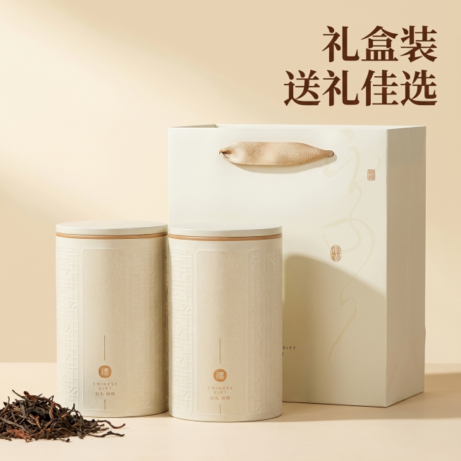 [主图 7] 英德红茶双罐礼盒包装完整展示主图
[氛围风格] 高端大气送礼佳选，突出包装精致
[画质] 商业摄影质感，产品清晰立体，光影自然高级
[元素] 米白色双罐搭配手提礼盒完整展示，双罐在前礼盒预览效果