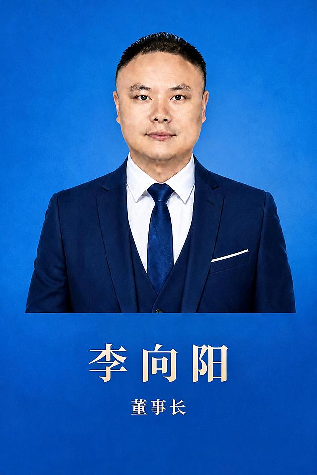 将这张员工头像名片的背景蓝色调淡，改为中等亮度的宝蓝色/皇家蓝，比当前的深蓝色明显浅一些，但仍保持高级商务质感。背景保留统一的细腻暗纹肌理，花纹样式保持一致，均匀分布。人物形象、西装、领带、姓名职位的文字内容和排版位置完全保持不变。文字颜色保持浅金色。整体风格统一、高级、大气，8张图的背景花纹和色调必须完全一致。
