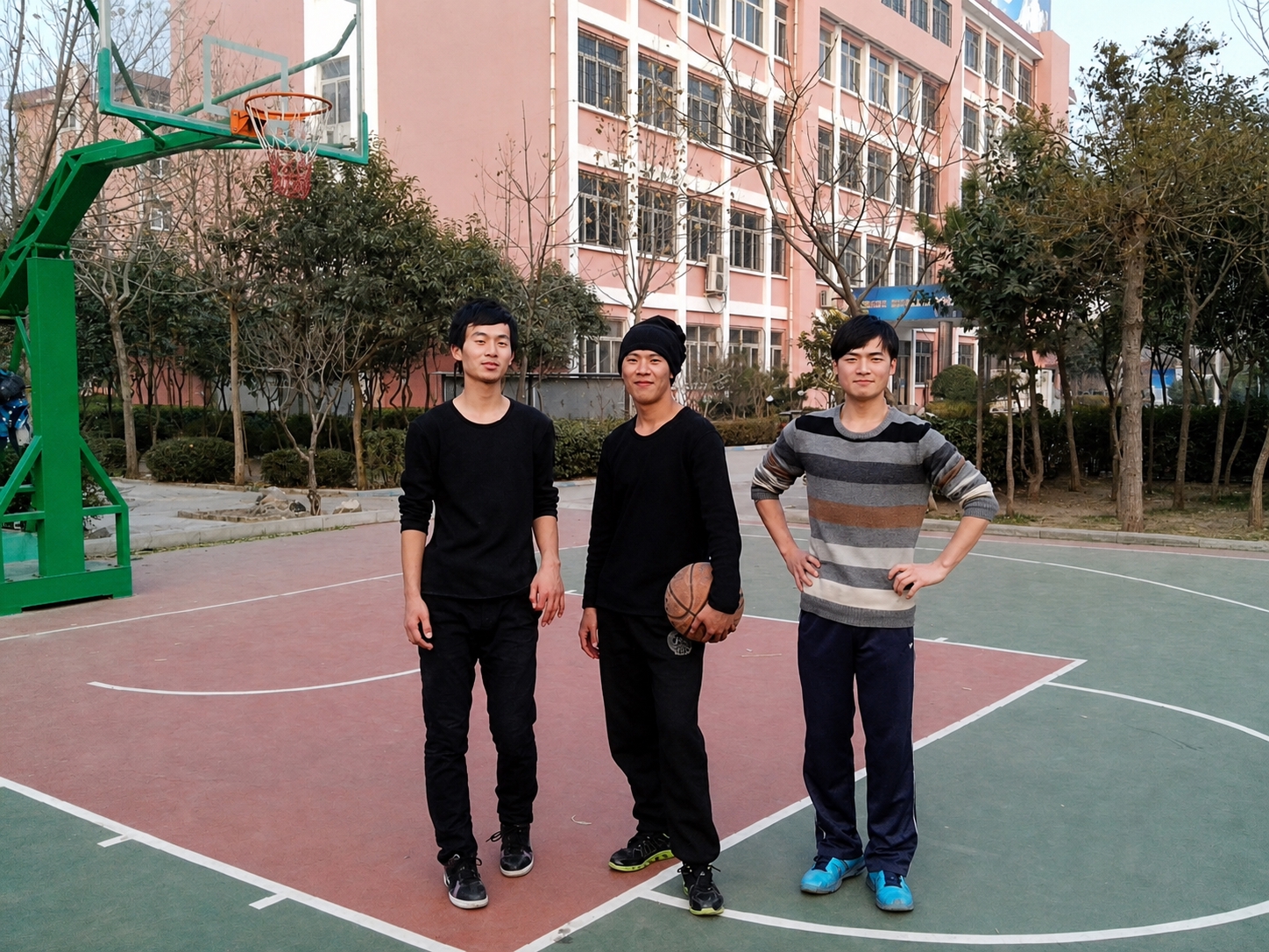 高清还原这张校园篮球场老照片，精确还原三位人物的脸部细节且不走… - 图片创意预览