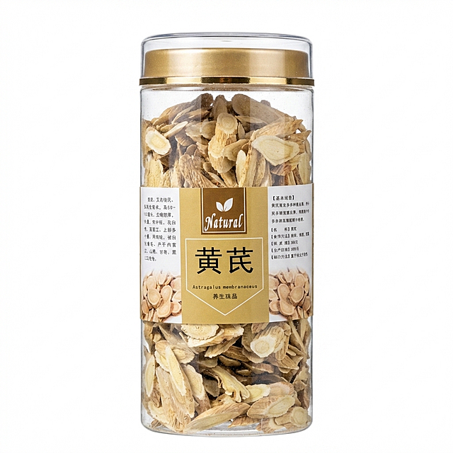 产品主体位于画面绝对正中心，垂直居中，水平居中，产品主体占据整个画面的 60%-80%，顶部空白区域与底部空白区域高度严格相等，严禁偏下，严禁贴边，严禁切图。正视，微俯拍视角。保留1个带完整标签的透明密封罐装黄芪片产品主体，保留其金色封盖、透明罐身、完整标签文字、Natural标识、黑色“黄芪”字体以及真实黄芪切片纹理细节。去除原背景杂质，智能瑕疵修复，全新成色，无瑕疵，无污渍，去除灰尘划痕，平整表面，商业级精修，细节清晰锐利。必须将主体与背景完全物理剥离，非主体区域的背景像素必须 100% 强制覆写为 #FFFFFF 纯白，绝对纯净无杂色，不受任何环境光影响；去除所有接触阴影、投射影与倒影；严禁出现大面积灰雾、脏白、斑驳噪点、马赛克纹理或杂色过渡。专业商业摄影，顶级布光，高调白底。采用“底部穿透光”逻辑去除所有可见投影，纯白背景无阴影，严禁残留任何落地影、接触阴影或倒影。利用光线自然衰减界定物体边缘，防止底部过曝。严禁出现生硬描边、发光轮廓或割裂感。边缘清晰但过渡自然，与背景严格分离，同时保留物体自身的体积感，确保真实存在而非贴纸。无杂物，保留原图色相，保持物理结构完整，严禁变形，材质质感增强，物体表面油润光泽，轮廓光，8k高清，严禁裁剪主体，保留完整边缘。再次强调：产品绝对居中，上下留白相等。