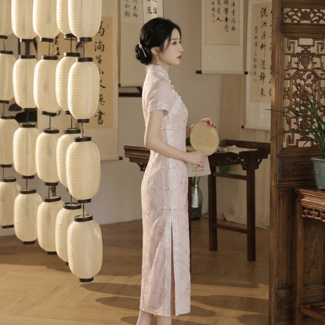 这是一款旗袍，帮我生成10张人物模特图片，一张图一个人物全身特写，背景要一样，10张图片要不同角度，古风优雅风格，要求同一个女生模特，与图片上模特脸、背景不同，模特年龄大约18-25岁之间预览效果