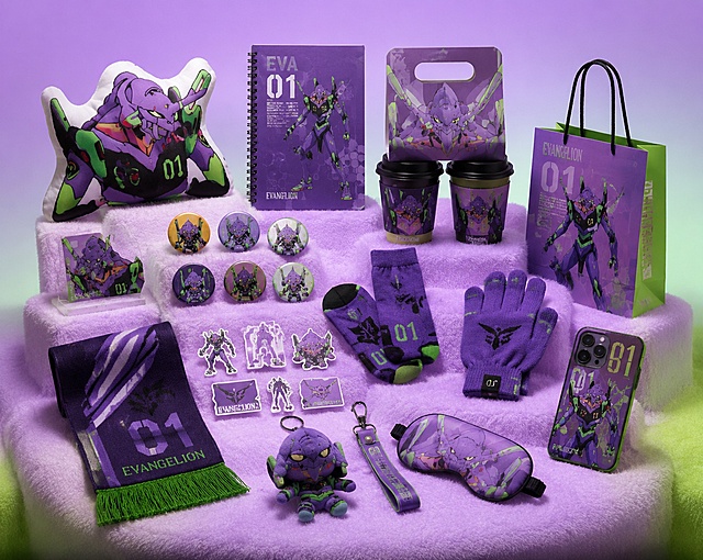 参考图中的紫绿色初号机IP形象，延展生成一套IP周边物料设计，包含异性名片、多个徽章、咖啡提手架、包装袋、多个贴纸、咖啡杯及杯套、围巾、袜子、手套等配饰、线圈笔记本、毛绒抱枕、手机壳、手提袋、钥匙链、眼罩，所有物品摆放在毛绒展台上，背景是紫绿色渐变，呈现统一的品牌标识和风格，专业产品摄影，专业布光，可爱童趣风格，背景干净，契合可爱品牌包装定位实景拍摄，突出产品多样性与品牌一致性