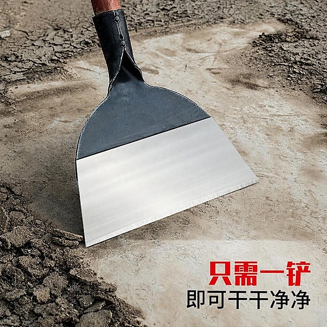 去掉图片右下角红色矩形框内的白色文字"农民伯伯五金农具"，用周围的泥地背景自然填充修复该区域，其余所有元素（清洁铲产品、下方"只需一铲 即可干干净净"文字、泥地背景、光影效果等）保持完全不变，画面整体协调自然，看不出修改痕迹。