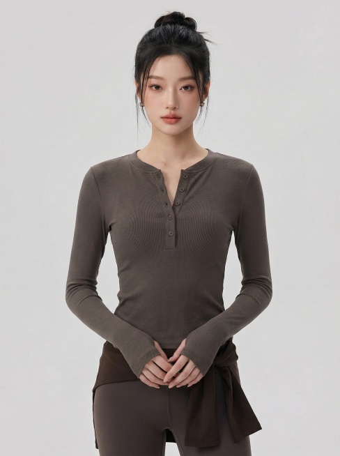 请帮我把第二张图的上衣穿到第一张图的模特身上，其他不变，生成四张图片，不同的动作，角度包含正视的四分之三侧面，侧面。图片比例3:4，模特上半身图，展示到大腿中部，需要完整显示模特的脸。纯色背景浅灰色、预览效果