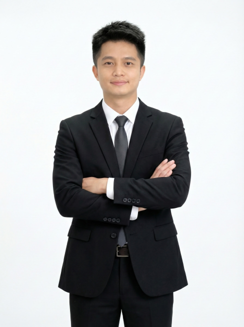 根据图片修改成黑色西装，双手交叉姿势预览效果