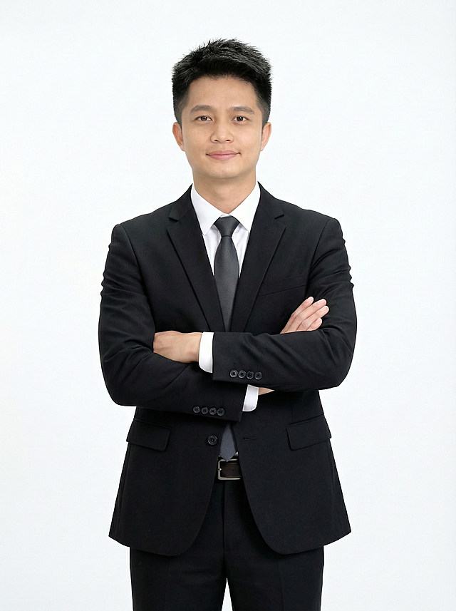 根据图片修改成黑色西装，双手交叉姿势