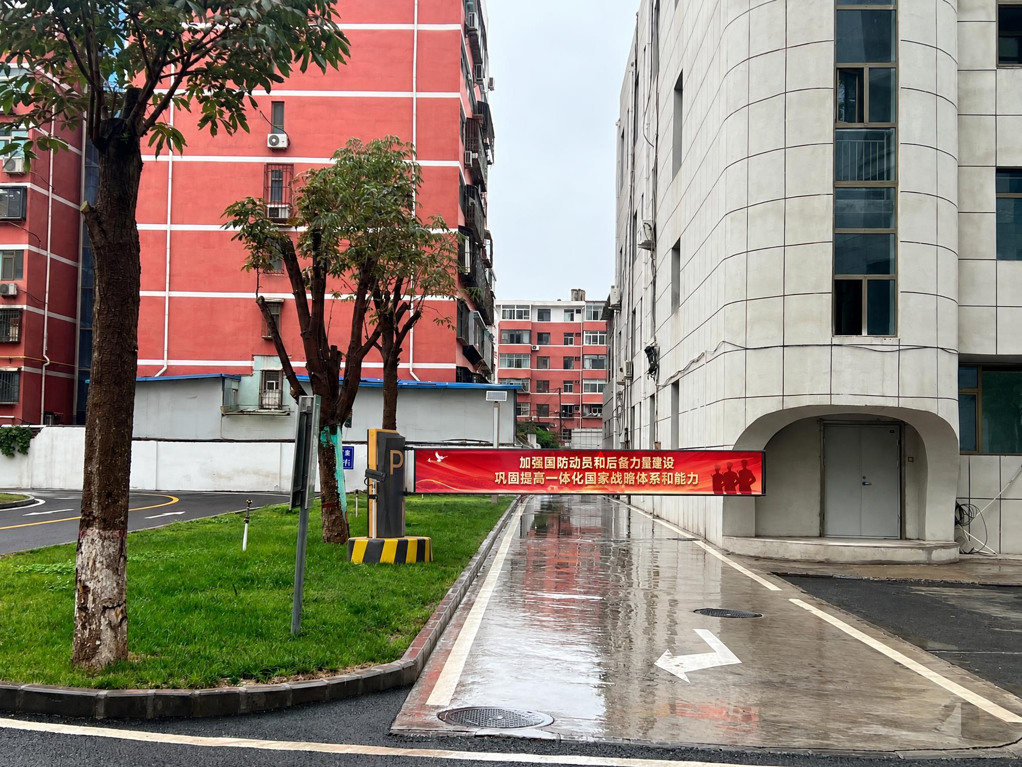 在第一张图中绿色线框标注的通道入口处，放置第二张图里的停车升降… - 图片创意预览