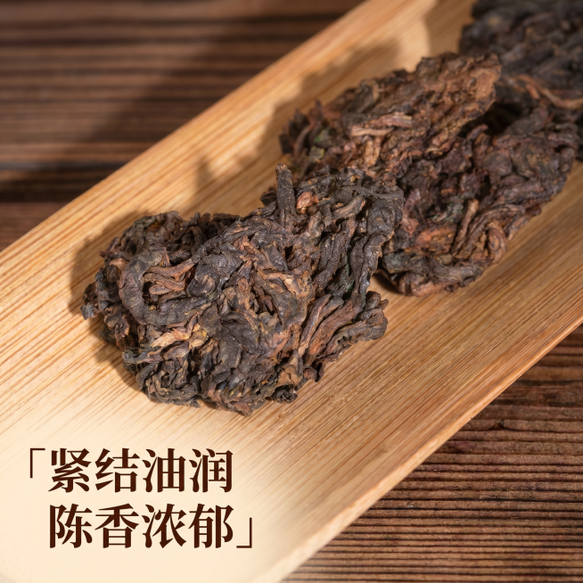 [主图 5] 单颗老茶头干茶细节展示
[氛围风格] 精致轻奢，微距质感，突出茶叶品质
[画质] 超清微距摄影，纹理清晰，质感真实
[元素] 茶盘上摆放三颗完整老茶头，放置在浅色竹制茶荷上，干茶纹理褶皱预览效果