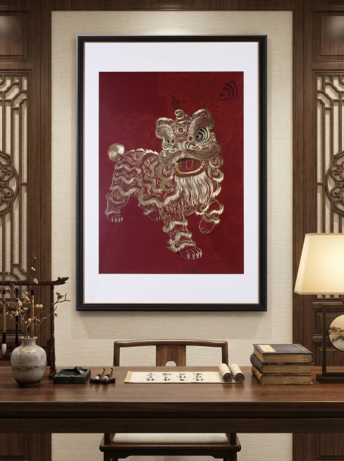将这张金色醒狮装饰画100%还原原有画框尺寸、画面色彩内容和清晰度，生成它挂在新中式书房家居场景中的挂画效果图，最终图片输出比例为3:4预览效果