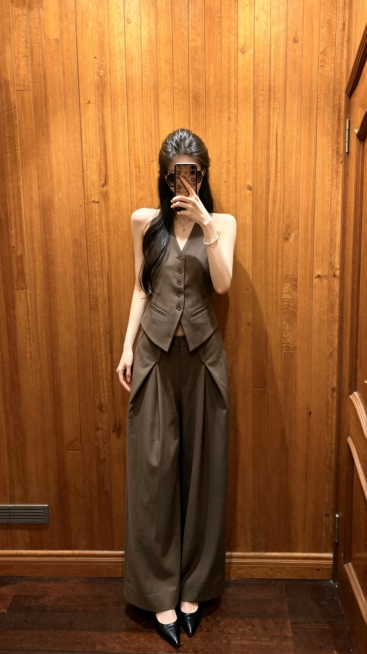 固定镜头下，模特一只手始终举着白色手机，保持手机完全露出且无遮挡，另一只手自然整理衣物，同时向前走两步，随后以流畅自然的动作展示穿搭，微微侧身又回正，最后往后退走回原位，左右脚交替向前伸展，全程动作真预览效果