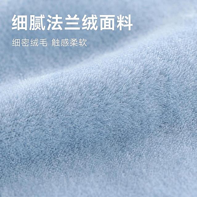 [主图-5] 浅雾霾蓝色纯色休闲绒毯面料近距离微距展示。
[氛围风格] 微距细节展示，真实自然质感，不做过度美化，商业摄影品质。
[画质] 超高清细节，清晰展示每一根绒毛纹理，保留绒面真实肌理。
[元素] 绒毯面料铺满整个画面，焦点对准绒面，展示面料细密均匀的绒毛，整体平整柔软，绒感清晰可见。**保持面料材质质感、浅雾霾蓝色与输入产品图保持绝对一致，杜绝任何变色和变形，精细化处理**。商品主体占比100%。
[光影] 柔和侧光，凸显绒毛立体纹理，每个绒毛都有自然光影，层次清晰。
[配色] 整体浅雾霾蓝色统一底色，通过光影变化呈现纹理层次。
[视角构图] 平面微距特写，填满整个画面，聚焦纹理细节。
[文字版式] 左上主标题「细腻法兰绒面料」，小字「细密绒毛 触感柔软」，浅白色文字与蓝色底面对比清晰。
[输出要求] 1:1 比例，文字清晰锐利，超高清微距商业摄影质感。
[负向提示词] 变形，文字错乱，面料模糊，杂质，水印，电商平台Logo，绝对化违禁词