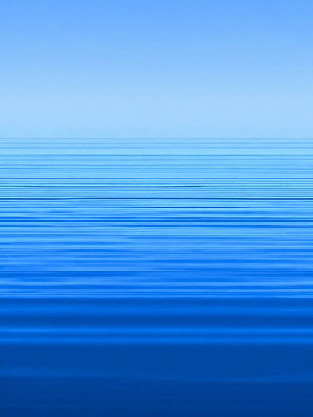 参考图片的蓝色渐变海洋风格，重新生成画面背景。保持从上到下由浅蓝到深蓝的渐变色调，海面有水平线条纹理表现水波，整体干净简约，具有夏日海边清新治愈的氛围，不要任何文字、图标、建筑、人物等元素，纯背景图