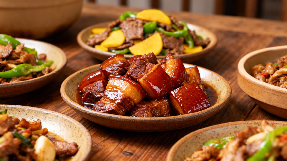 桐庐农家菜馆，红烧猪头肉小炒黄牛肉，一桌农家菜，摆盘诱人，高清美食摄影预览效果