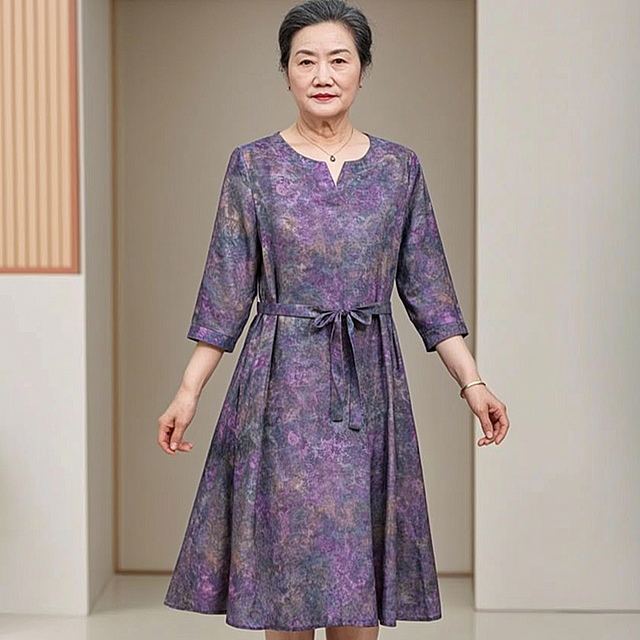 这件紫色印花连衣裙穿在一个亚洲女性老年人的身上，保留连衣裙的款式、颜色和印花设计，展示穿着效果