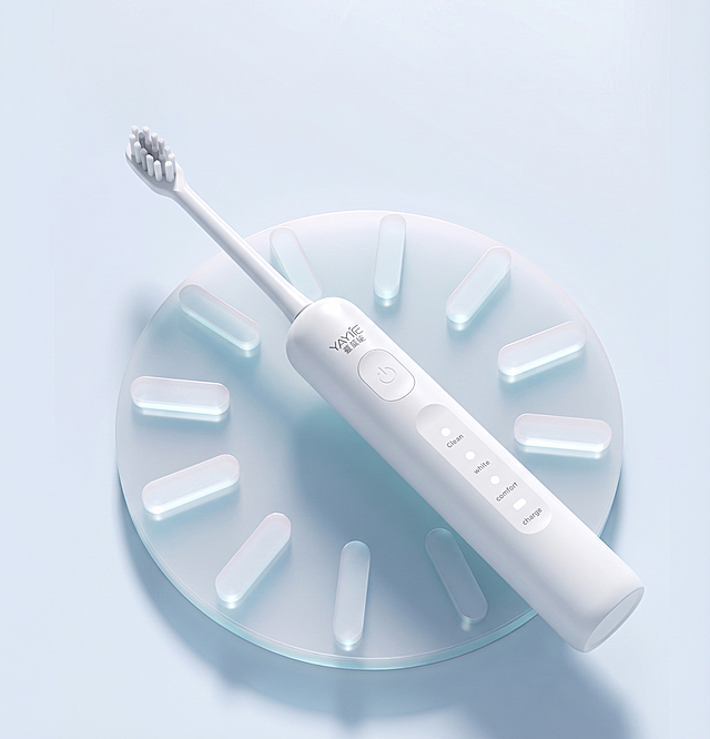 将这张图中的电动牙刷替换为图1中的雅益捷电动牙刷，保持原图的角度、构图和光影风格一致，去掉图中所有文字