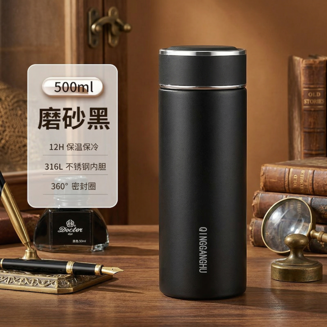 保持保温杯主体和左侧参数卡片完全不变，替换背景为复古中古风胡桃木桌面，搭配旧书和黄铜摆件，伦勃朗光，焦糖色调，故事感，保留底部极淡接触阴影预览效果