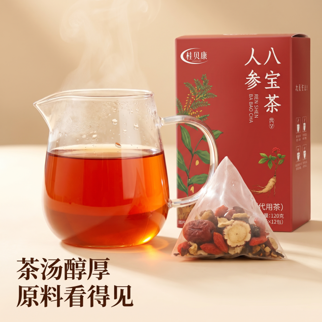[主图 3] 桂贝康人参八宝茶冲泡细节展示主图。[氛围风格] 温暖治愈，真实养生氛围感；[画质] 商业摄影质感，光线柔和通透，产品清晰真实，画面干净高级；[元素] 玻璃公道杯中冲泡好的人参八宝茶，茶汤预览效果