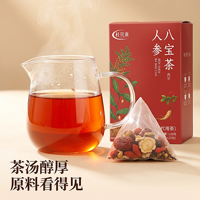 [主图 3] 桂贝康人参八宝茶冲泡细节展示主图。[氛围风格] 温暖治愈，真实养生氛围感；[画质] 商业摄影质感，光线柔和通透，产品清晰真实，画面干净高级；[元素] 玻璃公道杯中冲泡好的人参八宝茶，茶汤清澈红亮，旁边展示打开的三角立体茶包，可以看到网袋内饱满丰富的真实原料，后方放置原产品包装盒。保持产品包装盒外观、三角茶包外观和原料特征与输入参考图绝对一致，杜绝任何变形和色差，精细化处理。主体占比约70%；画面满铺无边框；[光影] 暖逆光穿透茶汤，呈现透亮琥珀质感，杯壁有水汽氤氲效果，柔和不刺眼；[配色] 主色调为茶汤红琥珀色，搭配玻璃透明感与包装盒红棕色，温暖和谐；[视角构图] 平视特写，聚焦茶汤与茶包细节，景深较浅突出主体；[文字版式] 左下角负空间左对齐，文案"茶汤醇厚
原料看得见"，深棕色粗体，对比清晰不遮挡主体。[比例分辨率] 1:1比例，2k分辨率，文字清晰可辨，超高清；[负向提示词] 变形，水印，文字错乱，产品图模糊，背景杂乱，茶汤浑浊，遮挡主体