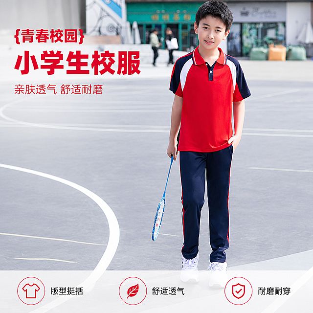 [主图-1] 小学生夏季校服套装正面展示首图。保持红蓝色拼色短袖polo+藏青色长裤的产品外观、物理结构、材质质感、颜色与输入产品图绝对一致，杜绝任何变形和色差，精细化处理。男小学生模特，亚洲少年面容干净气质阳光，单手插袋手持羽毛球拍自然站立，头部完整不裁切，全身套装完整展示，商品主体占比严格控制在70%左右，画面满屏无边框。氛围风格：青春活力校园风，高级感，松弛感，自然抓拍，柔和时尚摄影光，生活化。画质：商业摄影质感，光线柔和通透，产品清晰真实，画面干净高级。光影：室外运动场自然光，侧前方来光，校服面料高光柔和有质感，阴影自然不生硬，画面通透不灰蒙，高光不溢，暗部有层次。配色：主色调红色+藏青+白色，保持产品原有配色，背景浅灰色运动场干净简洁。视角构图：正面平视，模特和校服为视觉中心，前中后景分层景深适中，产品轮廓完整不裁切。文字版式：画面左上角负空间左对齐留安全边距，大字文案写"{青春校园} 小学生校服"，红色最大号粗体无衬线，辅助小字写"亲肤透气 舒适耐磨"，约半高同色略浅。底部通栏半透明渐变蒙层，文案清晰直白。比例分辨率：1:1比例，4k分辨率，文字清晰锐利，画面超高清。负向提示词：变形，水印，文字错乱，产品图模糊，背景杂乱。