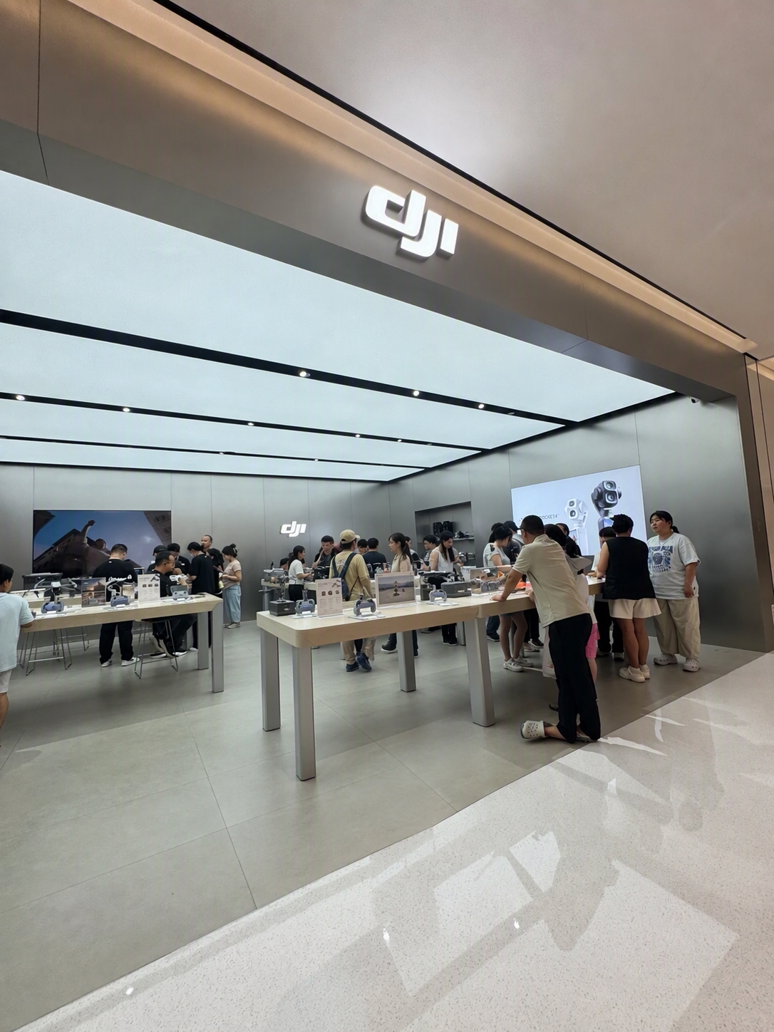 去掉图片中间的人物（穿粉色上衣、戴米色帽子、手持大疆产品包装盒… - 图片创意预览