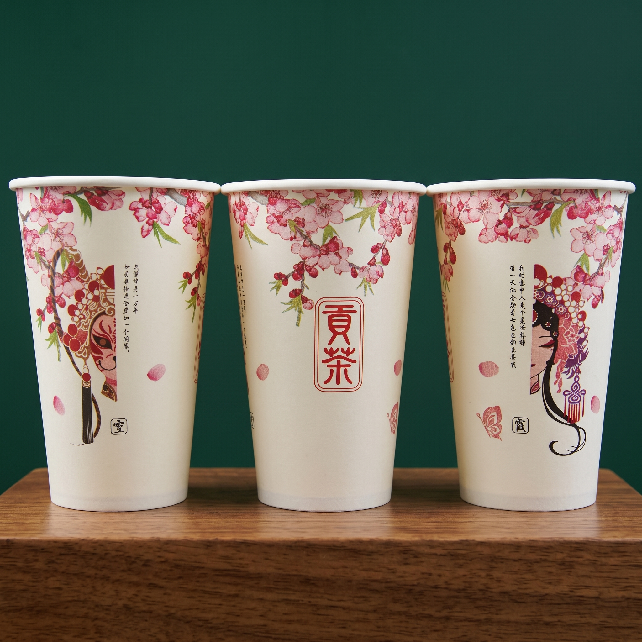 保留原有三个贡茶纸杯的内容，保持杯子图案清晰，更换主图背景：放… - 图片创意预览