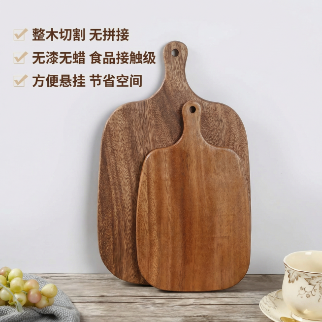 [主图 2] 核心卖点展示图
[氛围/风格] 简约干净，突出产品本身。
[画面元素] 大小两款带手柄相思木砧板背靠浅灰色墙面斜靠摆放，下方是灰色木纹桌面，左下角装饰一串青提，右下角装饰陶瓷茶杯，延续参预览效果