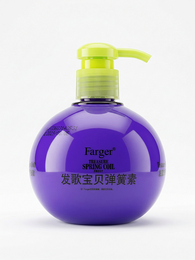 现代感与科技感交融的3D风设计，采用轻拟物与玻璃风质感，呈现清爽透亮的紫色瓶身，搭配荧光绿泵头，凸显时尚潮流美学。