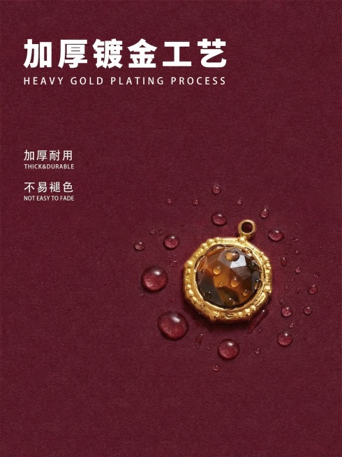 在吊坠上添加一些水珠效果，保持原有酒红色图片底色不变，保持吊坠的形状和做工细节不变，保留图片上的所有文字："加厚镀金工艺 HEAVY GOLD PLATING PROCESS 加厚耐用 THICK&D预览效果