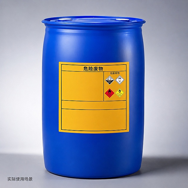 「图片1」，生成电商主图（4张）第一张生产车间背景，第二张产品使用场景，商品名称是危废不干胶贴纸，卖点是印刷源头工厂，卷装可打印，适配1688平台，主图比例为1:1根据参考图做一个贴好危废标签的塑料桶（桶是蓝色的，圆形，呈现细腻光泽质感）。要求参考图中的外观特征比例颜色不变，采用专业布光，浅灰渐变背景，高分辨率。