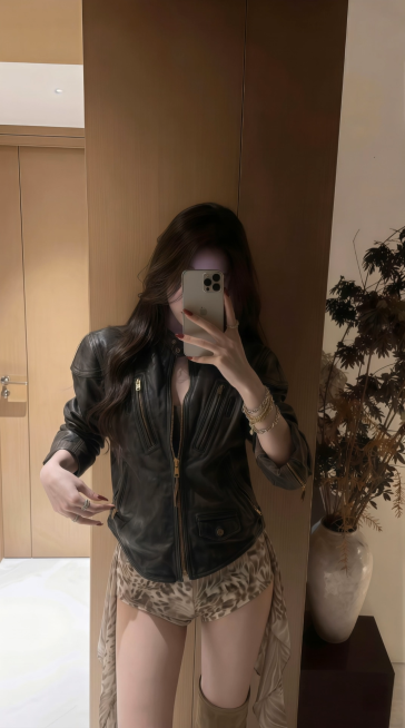 固定镜头，一只手举着手机对镜自拍保持着不要放下来，另一只手轻撩一下头发，动一下，动作自然预览效果