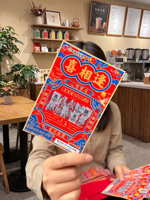 将人物穿着改为米黄色长袖衬衫，背景改为奶茶店，保持其余构图、图片质感不变预览效果