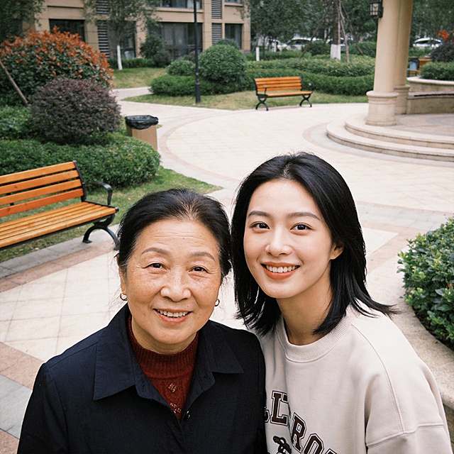 日常生活快照，非特定构图与打光，随手一拍的感觉，真实场景，一对中国母女，50岁的母亲和25岁的女儿，不同风格的母女，逼真，现实感，真人感，母女合影。生成4张