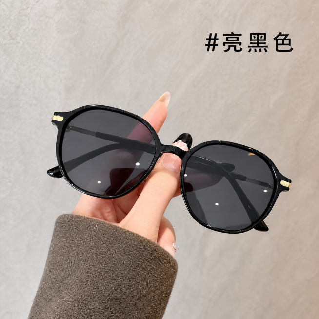 [单张主图] 亮黑色墨镜，高级氛围感主图，复刻参考图的构图和版式，更换掉原商品图中的人手，保持墨镜的整体位置和构图不变。参考图布局为：浅灰色纹理背景，墨镜被手托举在画面中央偏左位置，右上角标注颜色文字预览效果