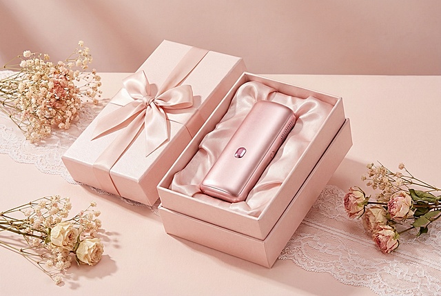 你好帮我生成一张这款脱毛仪的礼盒场景图