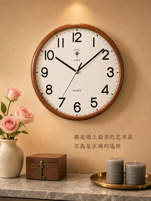 超写实家居角落摄影。
主体：装饰钟严格参照上传产品图，完整保留所有可见组件、部件、轮廓、结构、比例、材质、颜色与产品本体上的文字信息（logo / 型号 / 规格 / 参数 / 浮雕 / 刻度等），与预览效果