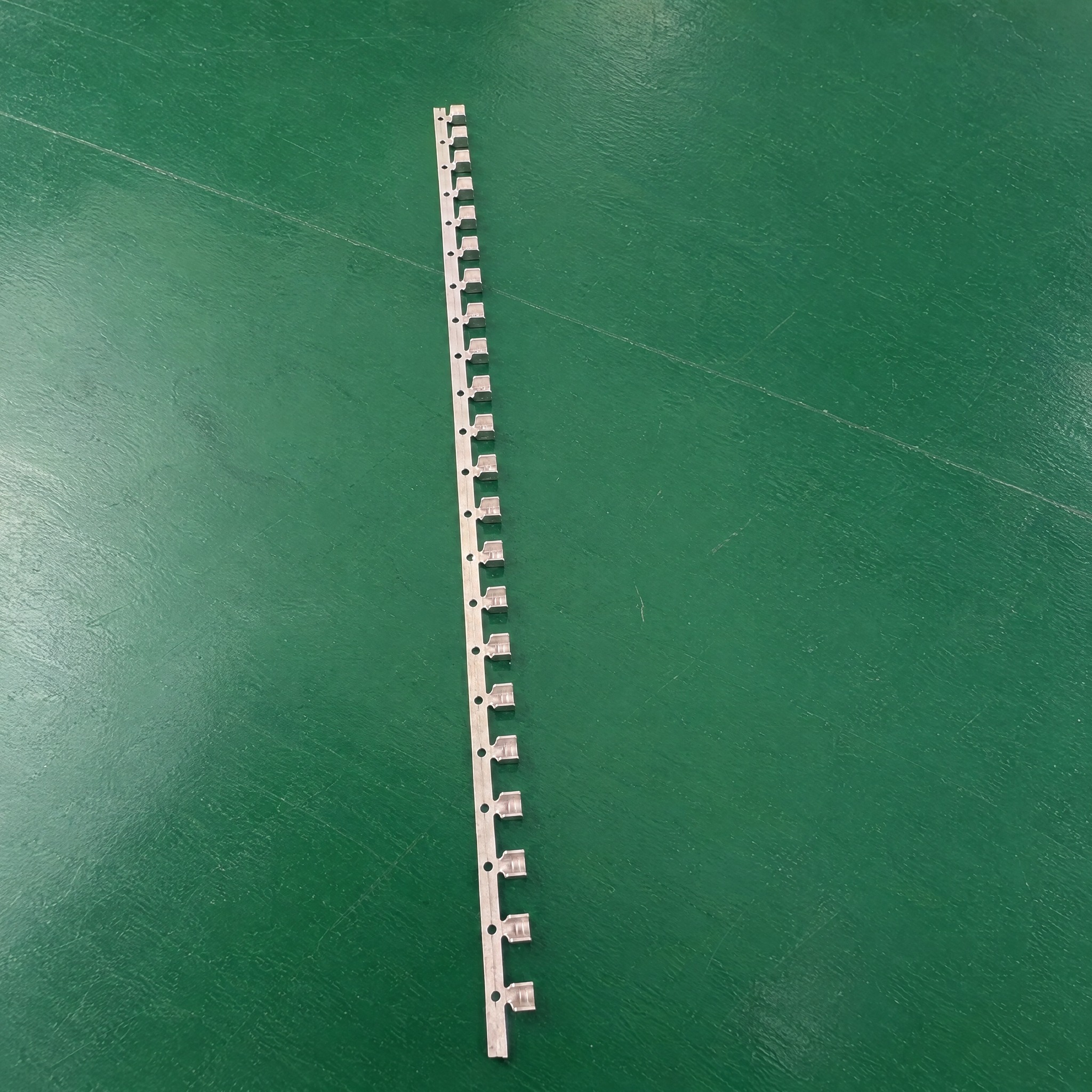 保留原图中的长条形金属端子零件，去除画面中所有其他物体（包括金… - 图片创意预览