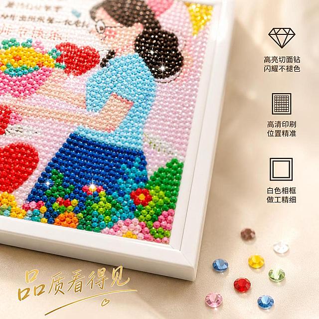 [主图-3] 教师节钻石画材质细节品质展示。
[氛围风格] 精致高级手作感，暖调柔光，突出材质质感与工艺细节。
[画质] 商业摄影质感、超高清晰度、细节锐利、产品真实精致。
[元素] 画面以微距特写视角展示钻石画的细节品质。主体是钻石画的局部区域，清晰展示一颗颗圆形切面钻石颗粒紧密排列的质感，钻石有多个切面反光，晶莹剔透，色彩饱满鲜艳（红色、粉色、黄色、绿色、蓝色、棕色、黑色、白色钻石清晰可见）。画布底材纹理清晰，印刷图案线条精准，钻石粘贴位置准确。画面一角露出白色相框的边缘，边框光滑细腻，做工精致。旁边放着几颗散落的钻石做对比，展示钻石的大小和切面。背景是浅米色柔焦背景。**保持钻石的颜色、大小、切面质感、白色相框与输入产品图一致，杜绝任何变形和色差，精细化处理**。钻石画细节主体占比约75%。
[光影] 柔和侧光从左上方照射，钻石每个切面都有不同角度的反光点，形成璀璨的闪光点，光影层次丰富，突出钻石的立体切面质感和晶莹剔透感，暗部有细节，不过曝。
[配色] 主色米白色+浅金色；辅色多彩钻石色、白色（相框）；强调色璀璨高光白+暖金。
[视角构图] 微距特写视角，略微倾斜，钻石颗粒为绝对视觉中心，景深极浅，焦点精准落在钻石切面上，背景柔焦虚化。
[文字版式] 画面右上角三个小图标+短文案竖排，每个图标旁配文字：图标一（钻石形状）"高亮切面钻 闪耀不褪色"；图标二（画布形状）"高清印刷 位置精准"；图标三（相框形状）"白色相框 做工精细"。文字为深棕色无衬线字体，大小适中。左下角"品质看得见"暖金色手写体装饰词。文字全部放在边角负空间，不遮挡钻石细节主体。
[输出要求] 1:1比例，文字清晰锐利，画面超高清商业摄影质感，钻石细节极致清晰。
[负向提示词] 变形，文字错乱，产品图模糊，背景杂乱，水印，电商平台Logo，钻石颜色失真，钻石切面模糊。