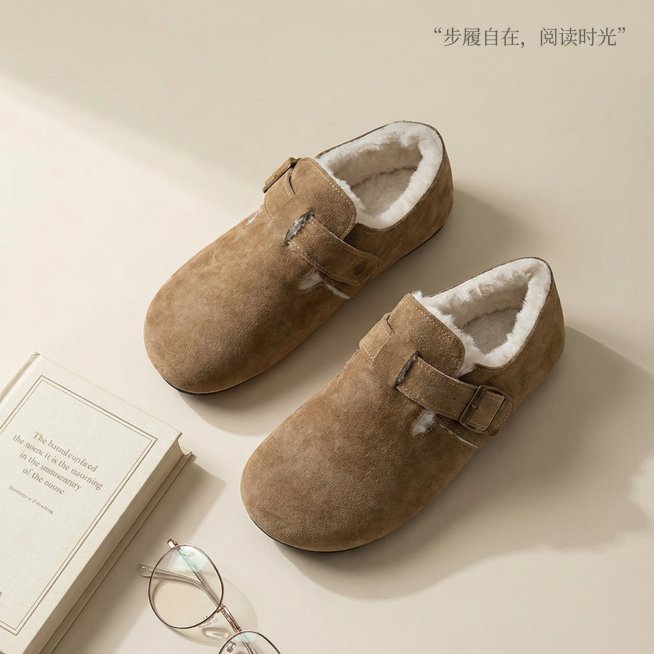 构图：浅米色哑光背景，鞋子呈斜45度角放置，占据画面60%面积。

点缀元素：左下方露出一本摊开的精装书籍（封面为纯色或英文标题），书旁放置一副细框眼镜。

光线：柔和的左侧自然光，突出牛反绒纹理与鞋预览效果