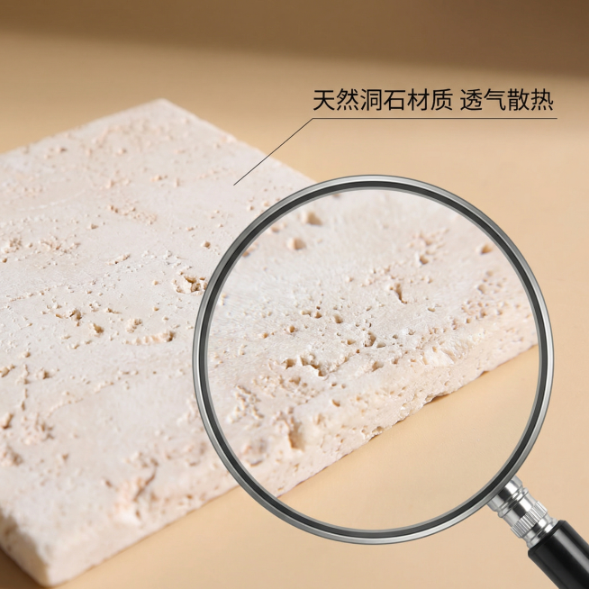 [主图 3 材质细节] 极致微距放大展示米黄色洞石杯垫的天然孔洞纹理，呈现天然石材的质感，暖米色简约背景，侧逆光突出材质通透感，画面叠加圆形放大镜框，框内清晰展示微观纹理，引线引出文字说明 "天然洞石预览效果