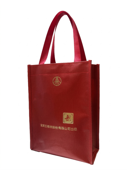 移除图片上方的手，只保留红色手提袋，保持手提袋完整，背景保持纯白色，保持袋子本身细节和烫金文字不变，自然衔接去掉手后的手提带区域预览效果