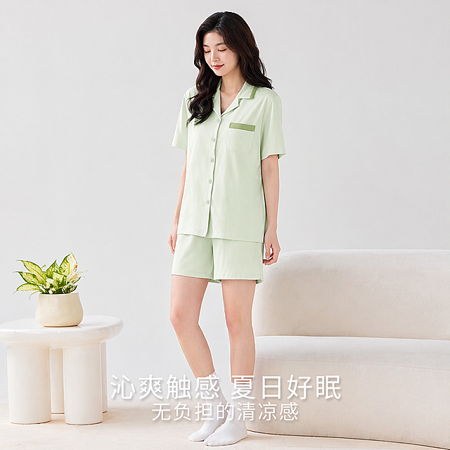[主图 4] 浅绿色女士夏季凉感短袖睡衣单独展示
[氛围风格] 高级松弛感简约家居风，自然温馨氛围
[画质] 商业摄影质感、光线柔和通透、产品清晰真实、画面干净高级
[元素] 亚洲年轻女士模特，保持浅绿色翻领撞色口袋短袖短裤睡衣颜色款式细节和原图完全一致，杜绝任何变形和色差，精细化处理。更换全新姿势，模特身体微微侧转，双手放在身侧，头部微低放松，搭配白色中筒袜，整体姿态自然不僵硬，背景保留简约米白色沙发和侧边小边几绿植，商品主体占比75%左右，画面满屏无边框
[光影] 柔和均匀室内自然光，主光从正面打来，整体光线通透，阴影柔和自然，突出睡衣柔软质感
[配色] 主色调浅绿色搭配米白背景，整体清新干净，低饱和度配色
[视角构图] 正面平视，模特全身居中，主体完整不裁切
[文字版式] 底部放置两行文字：第一行大字号"沁爽触感 夏日好眠"，第二行小字号"无负担的清凉感"，白色文字带浅阴影清晰不遮挡主体
[比例分辨率] 1:1比例，2048x2048分辨率，文字清晰可辨，超高清
[负向提示词] 变形，水印，文字错乱，产品图模糊，背景杂乱，文字遮挡主体
