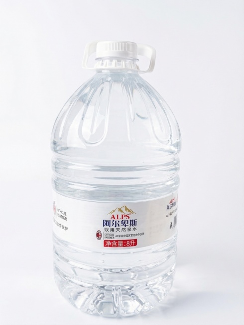 将这桶饮用水的背景替换为纯净的纯白色，保留产品主体完整，精修画质，去除瑕疵，边缘清晰，让商品展示更干净专业，保持产品原来的拍摄角度和透视不变预览效果